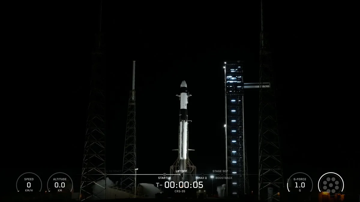CRS-35 드래곤을 싣고 이륙하는 팰컨9 (SpaceX 중계 화면)