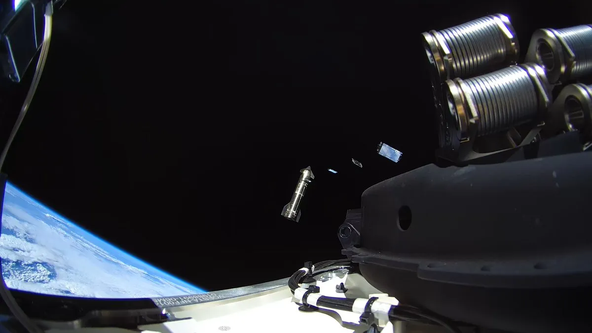 스타십 첫 궤도 비행에서 Starlink V3 위성이 분리되는 모습 (SpaceX)