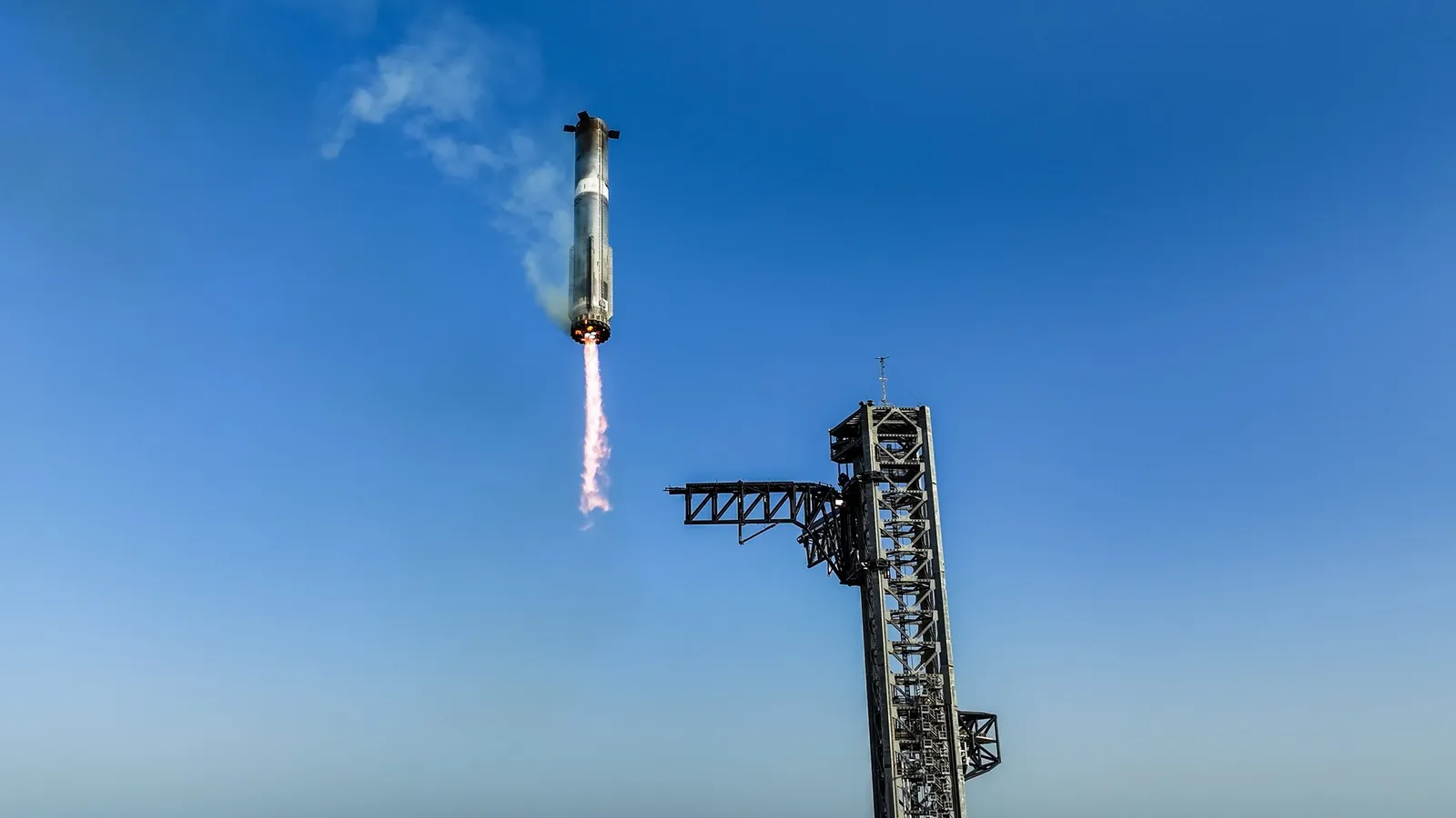 발사탑 팔에 붙잡히는 슈퍼 헤비 부스터 (SpaceX 자료 사진)