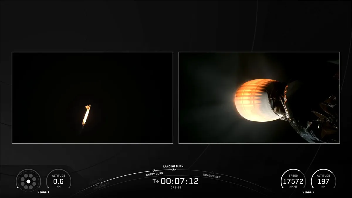 착륙 연소 중인 1단 부스터(왼쪽)와 궤도로 향하는 2단(오른쪽) (SpaceX 발사 중계 화면)