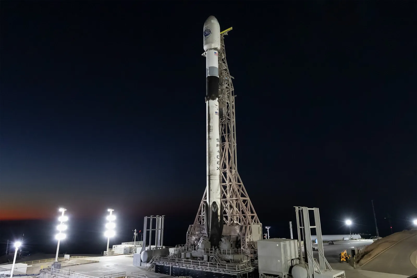 캘리포니아 발사대에 선 팰컨9 (SpaceX 공식 사진)
