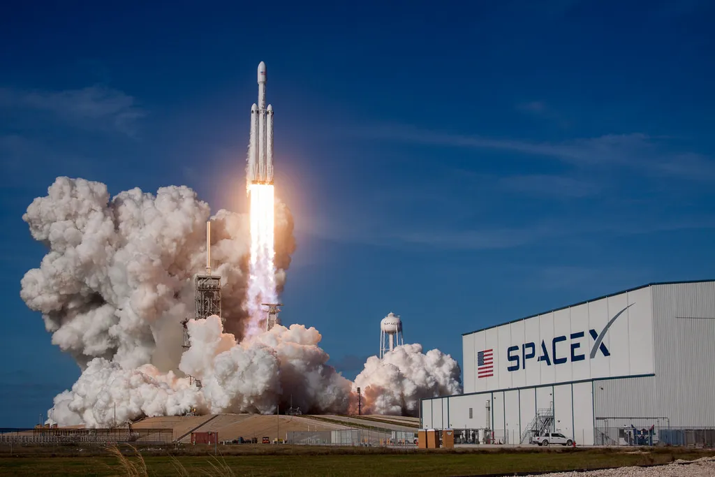 발사대를 떠나는 Falcon Heavy