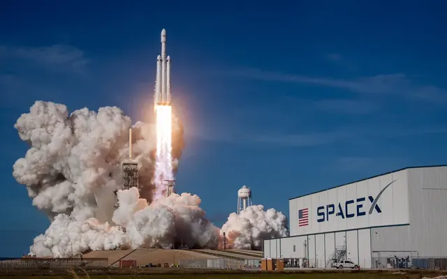 발사대를 떠나는 Falcon Heavy