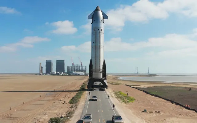 도로를 따라 발사장으로 옮겨지는 Starship 우주선